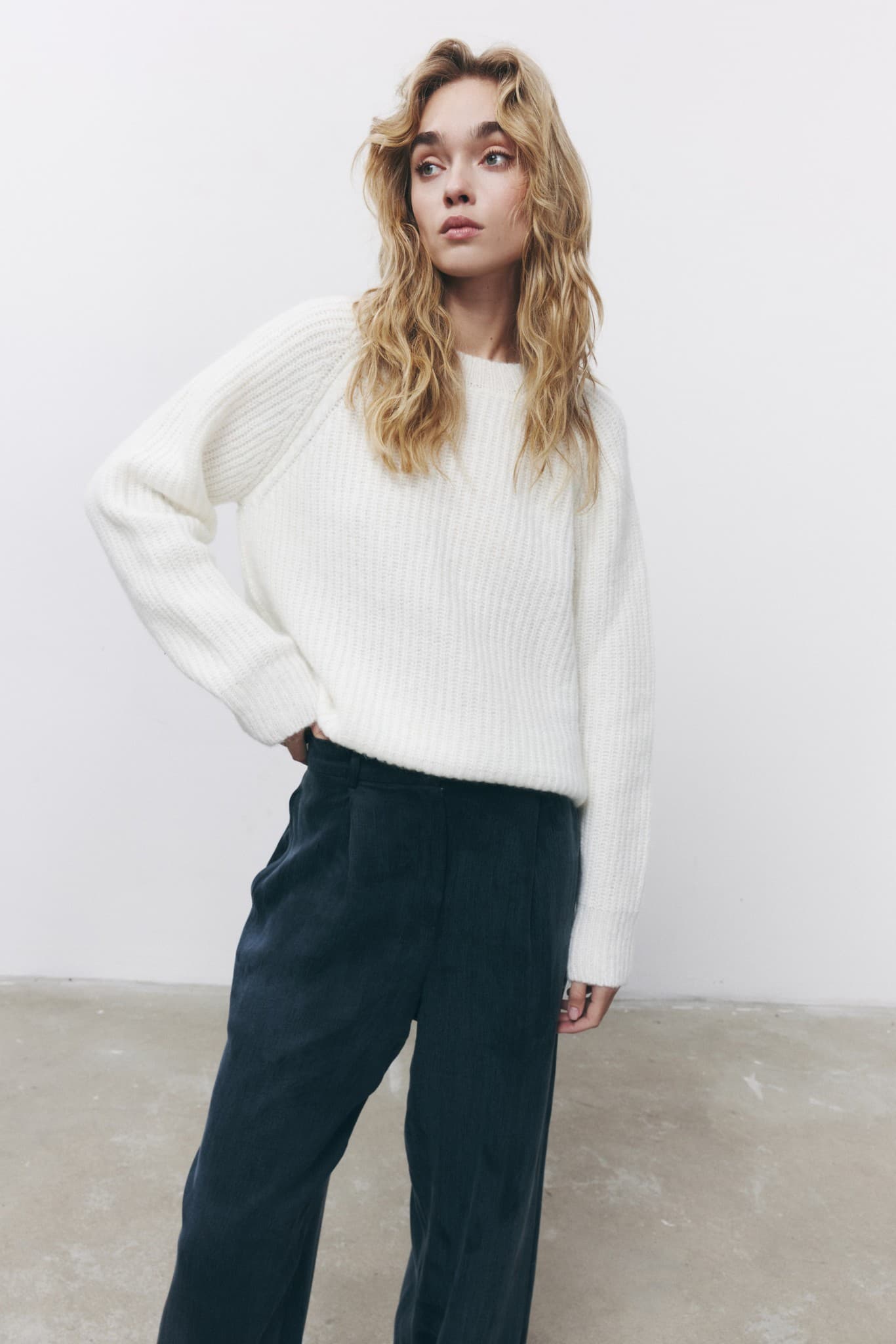MUSE WHITE SWEATER